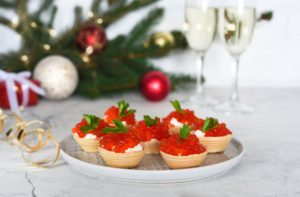 canapes con caviar rojo para navidad